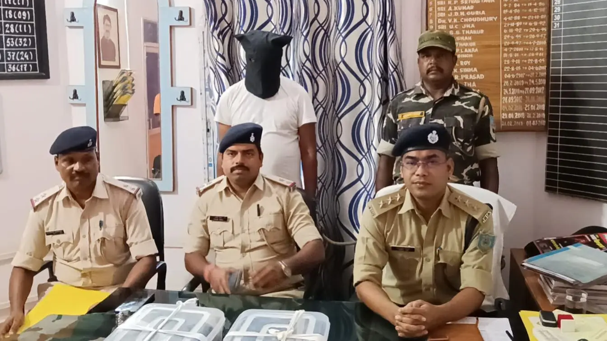 जामताड़ा में पुलिस वर्दी पहनकर ठगी के आरोप में पकड़े गए व्यक्ति से जुड़ी खबर