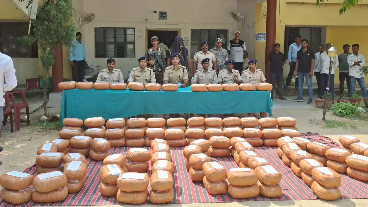 पलामू में ट्रक से अवैध गांजा जब्ती की पुलिस कार्रवाई