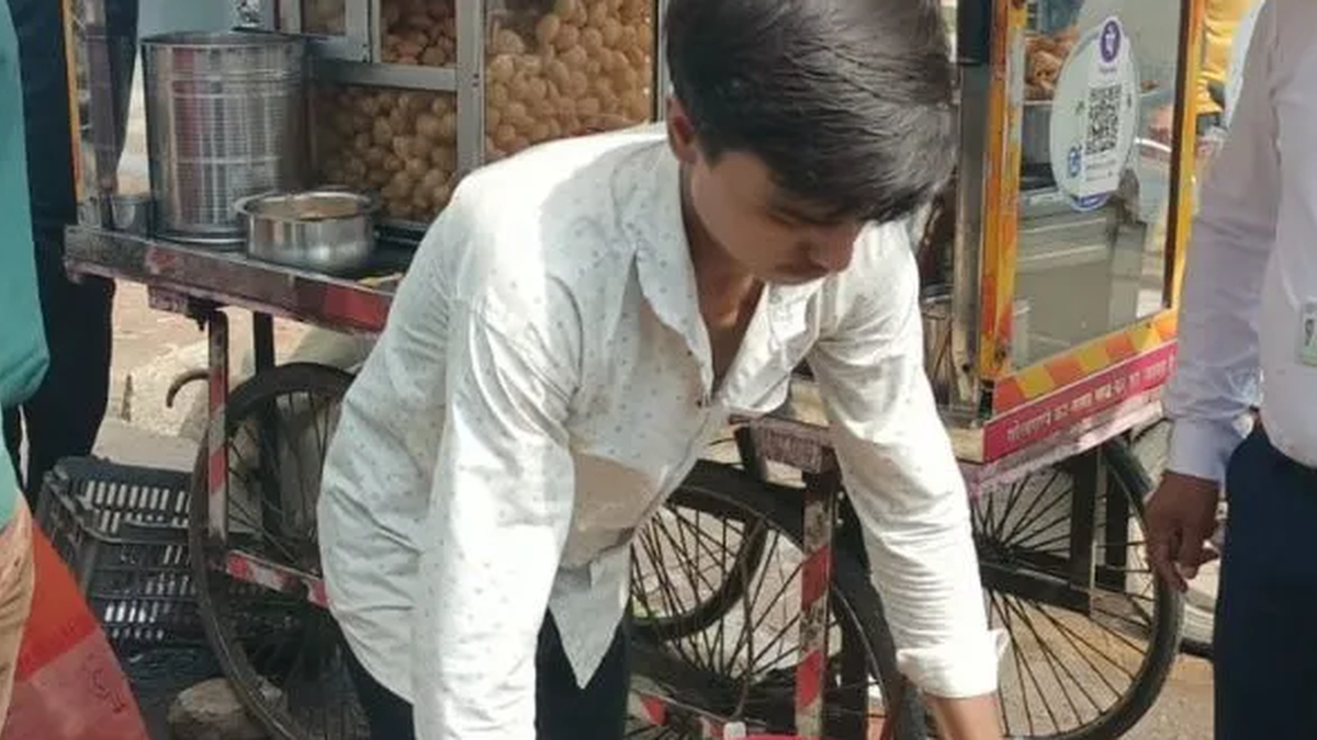 कोडरमा में चाट और मिठाइयों की खाद्य सुरक्षा जांच का सांकेतिक दृश्य