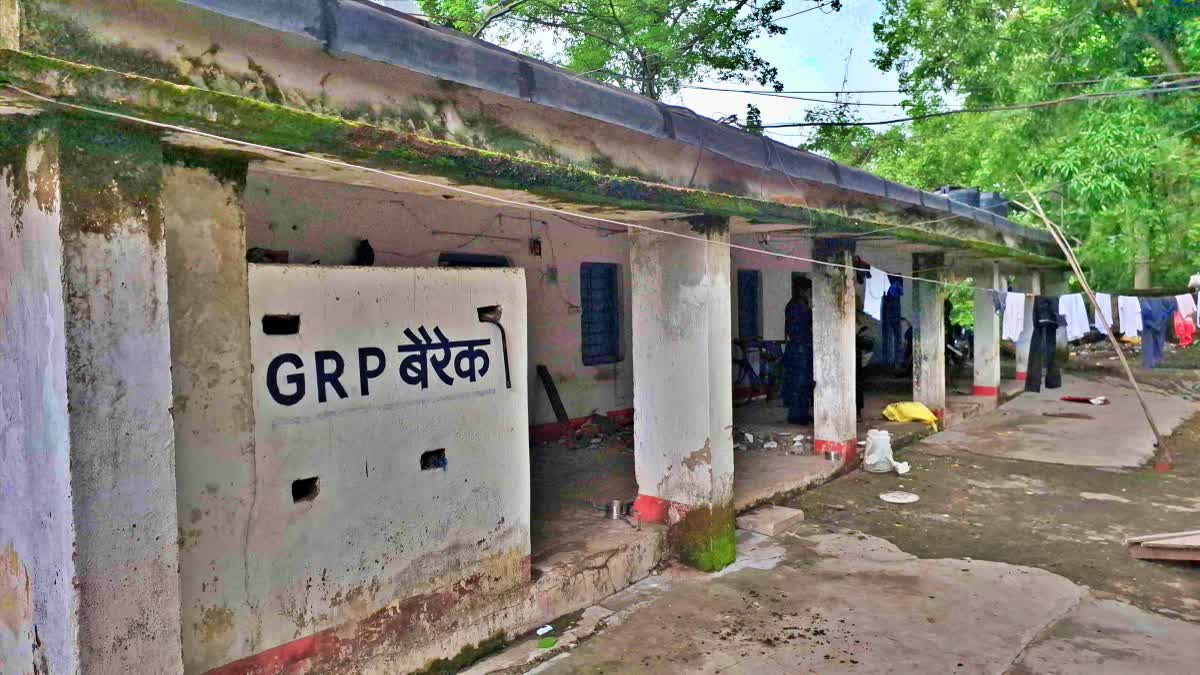 डालटनगंज रेल थाना के बैरक की छत गिरने से जुड़ी खबर