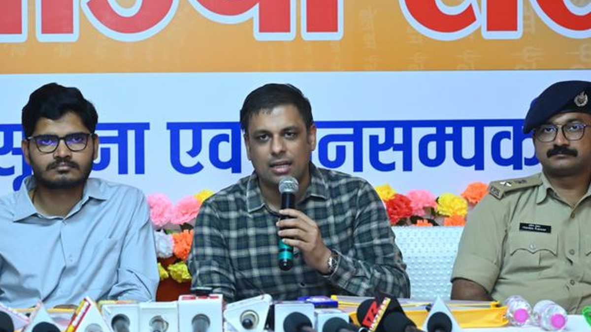 देवघर श्रावणी मेले में बाबा मंदिर में जलार्पण करने पहुंचे श्रद्धालु