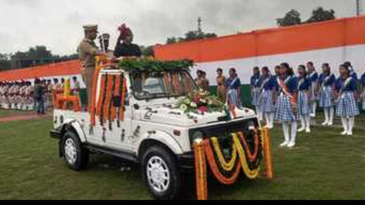 सरायकेला में स्वतंत्रता दिवस समारोह के दौरान राष्ट्रीय ध्वज फहराने का दृश्य