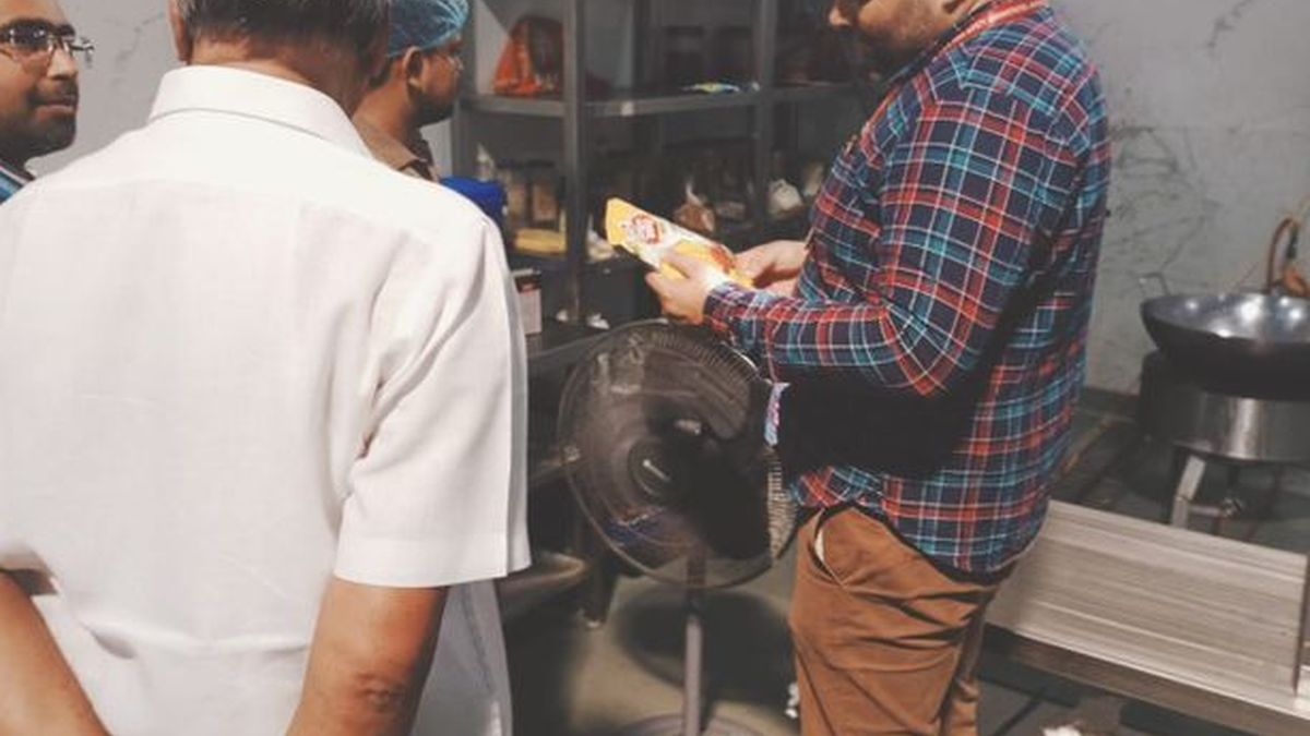 कोडरमा में खाद्य प्रतिष्ठानों की जांच करता खाद्य सुरक्षा विभाग