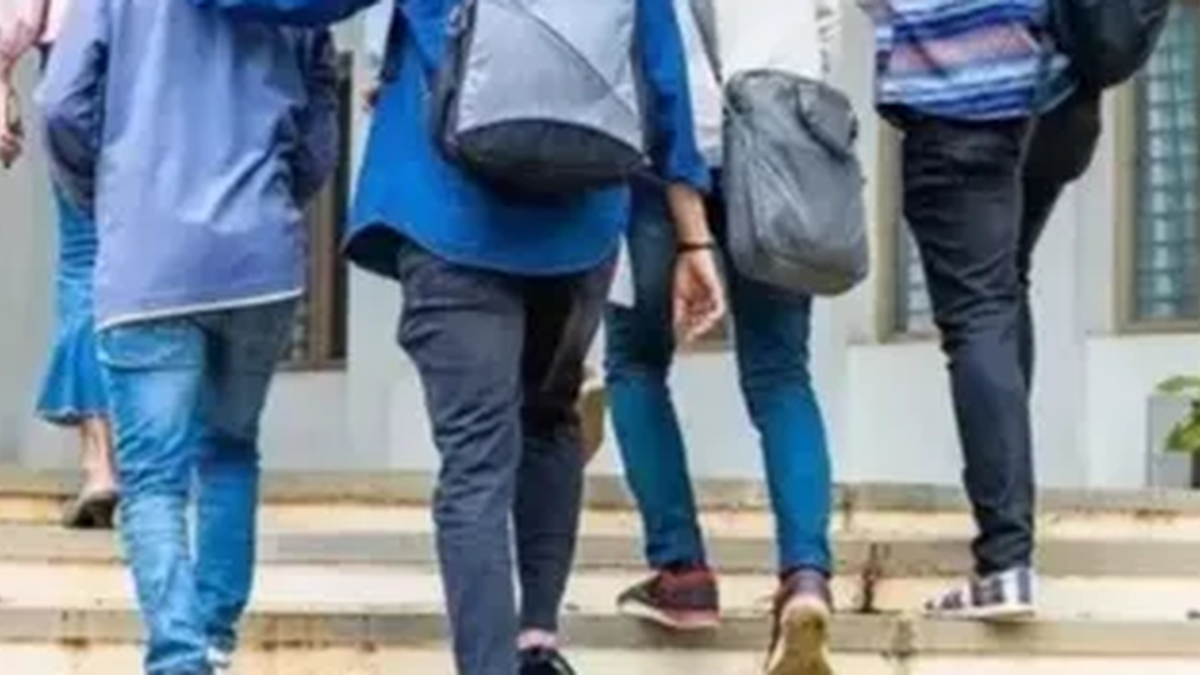 झारखंड में कॉलेजों की उपलब्धता और उच्च शिक्षा नामांकन से संबंधित प्रतीकात्मक दृश्य