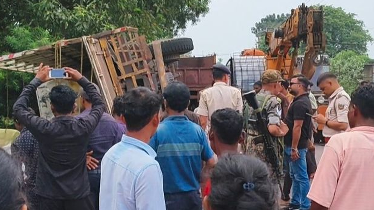 टेकासाई में सड़क किनारे पलटा ट्रक और बिखरा हुआ सामान