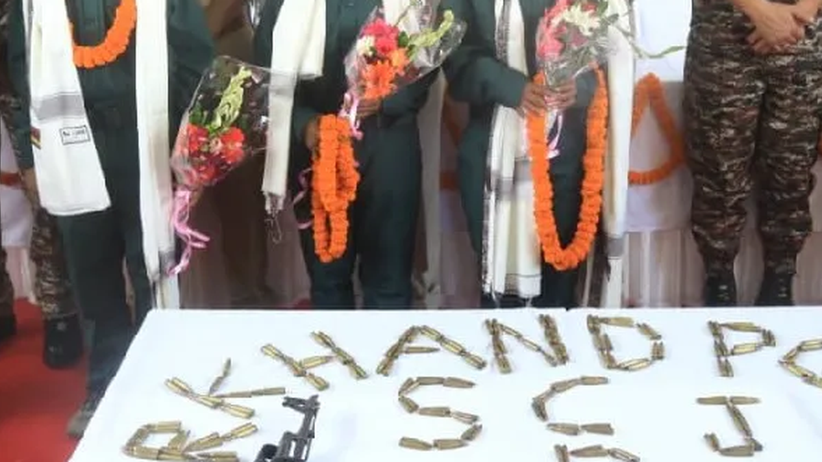 पश्चिम सिंहभूम में माओवादियों के हथियार डालने से जुड़ी खबर