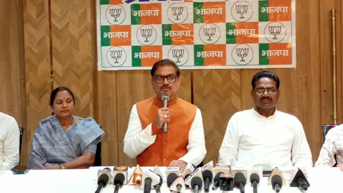 हजारीबाग में विकास योजनाओं की जानकारी देते भाजपा जिलाध्यक्ष और अन्य पदाधिकारी