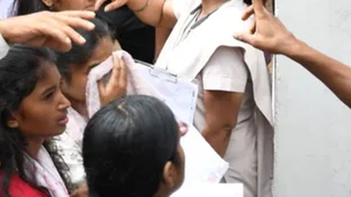 धनबाद में बीएससी नर्सिंग प्रवेश परीक्षा केंद्र के बाहर प्रवेश विवाद की सांकेतिक तस्वीर