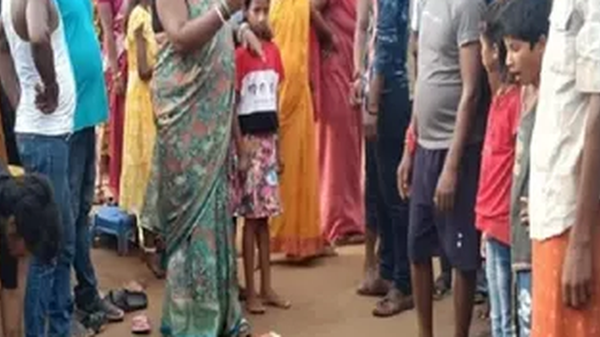 धनबाद के तोपचांची स्थित तालाब के पास जुटे स्थानीय लोग