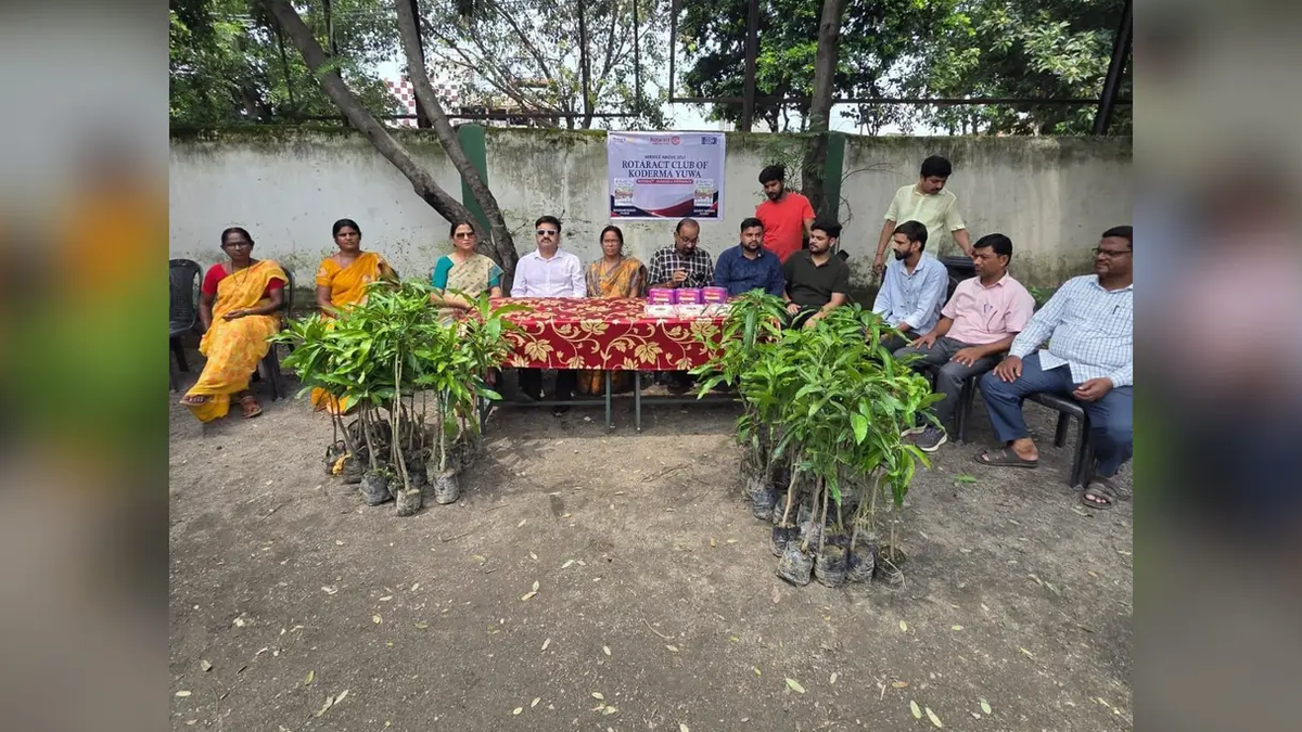 सीता सुखानी विद्यालय के पर्यावरण कार्यक्रम में उपस्थित क्लब सदस्य और विद्यार्थी