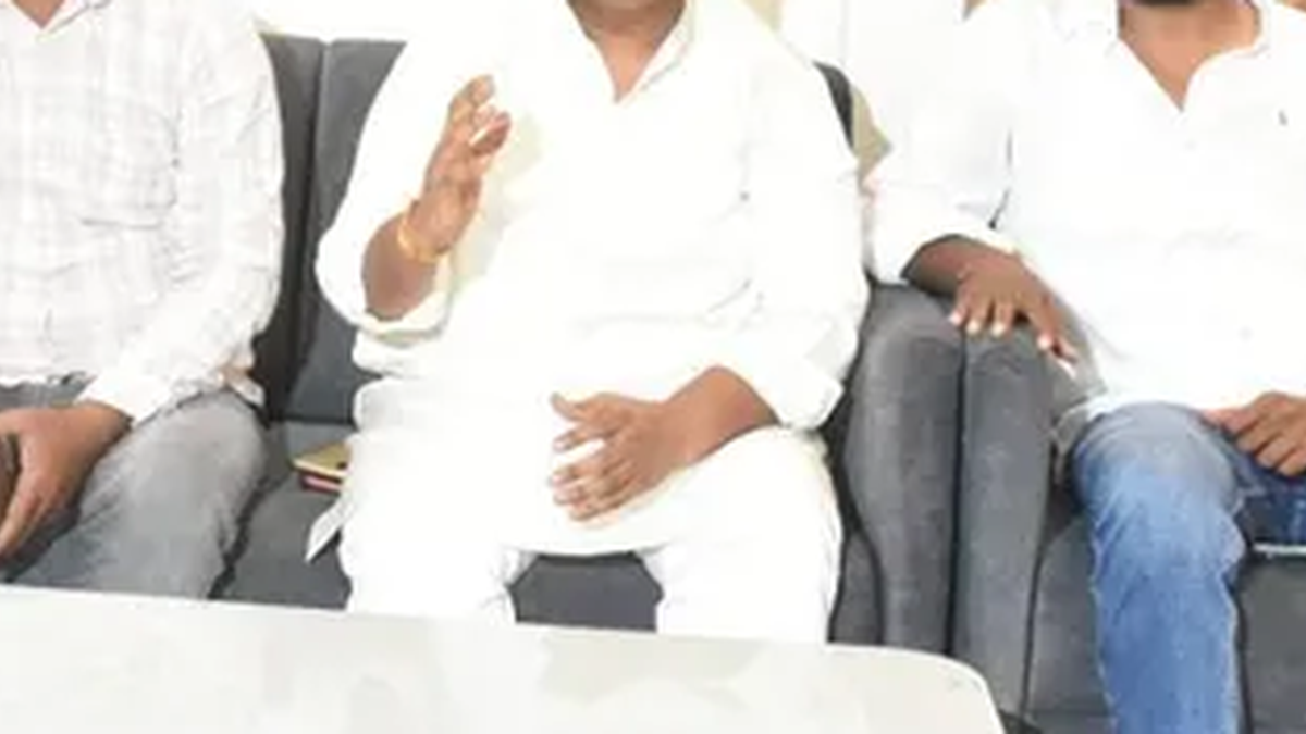धनबाद में प्रेस वार्ता करते झारखंड प्रदेश युवा कांग्रेस अध्यक्ष कुमार गौरव और अन्य पदाधिकारी