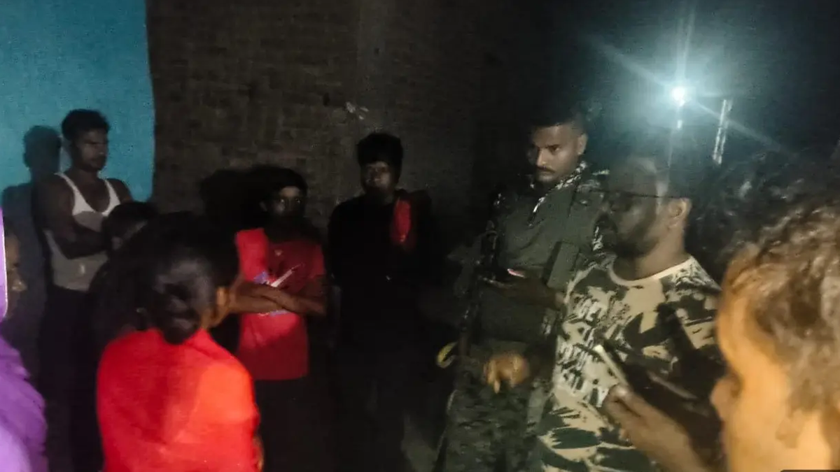 चतरा के बिचकिला गांव में नाबालिग की शादी रोकने पहुंचे प्रशासनिक अधिकारी