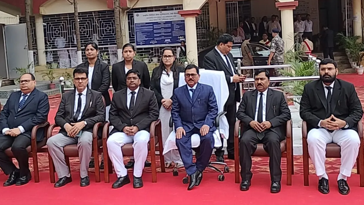 गुमला व्यवहार न्यायालय की मासिक लोक अदालत में उपस्थित न्यायाधीश और अन्य लोग