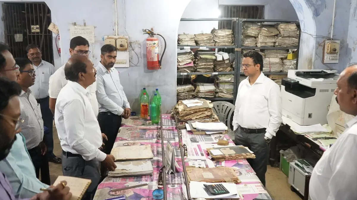 हजारीबाग अभिलेखागार के औचक निरीक्षण से जुड़ी प्रतीकात्मक खबर