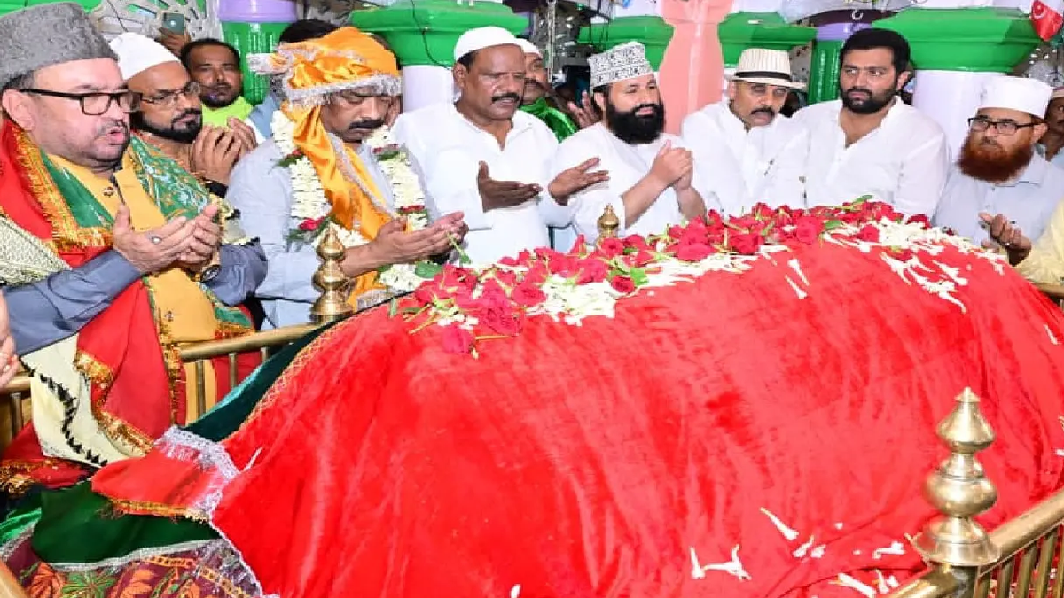 रांची के डोरंडा में रिसालदार बाबा की मजार पर चादरपोशी करते मुख्यमंत्री हेमंत सोरेन