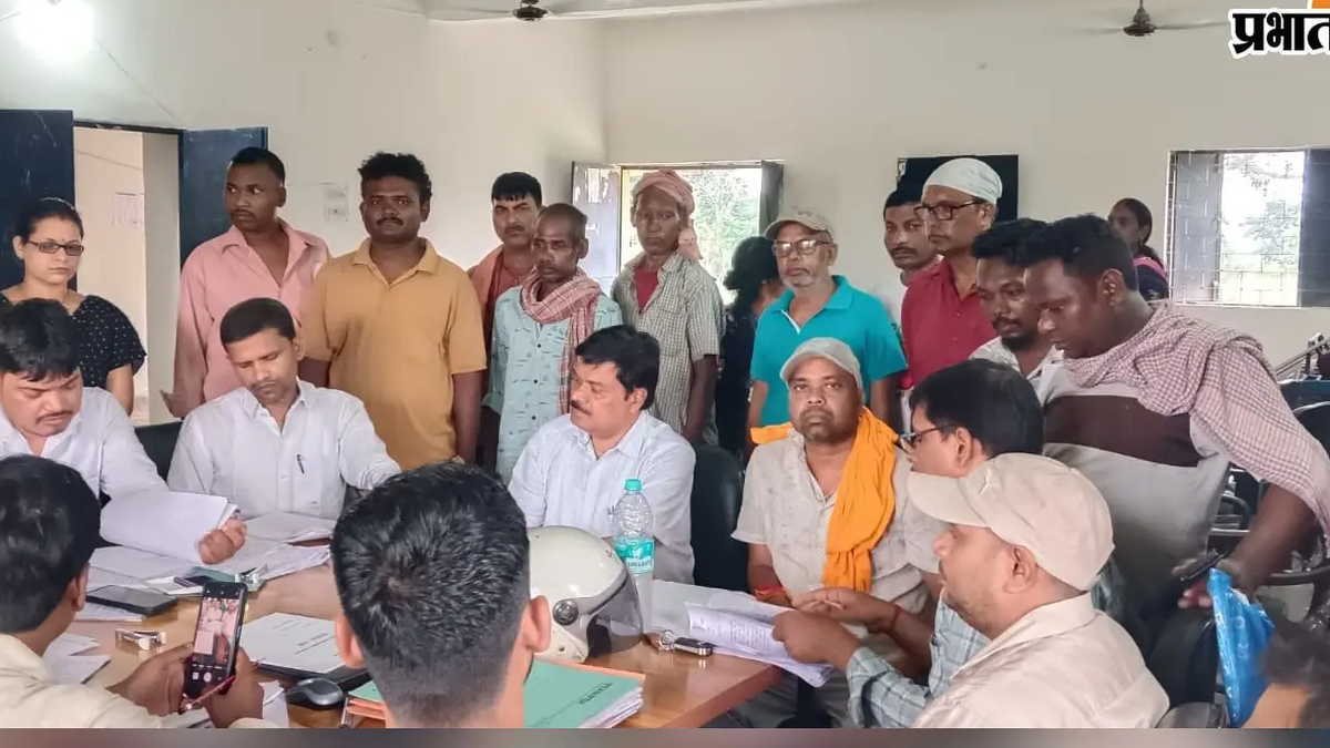कटिया बस्ती पंचायत सचिवालय में मतदाताओं की जनसुनवाई के दौरान उपस्थित अधिकारी