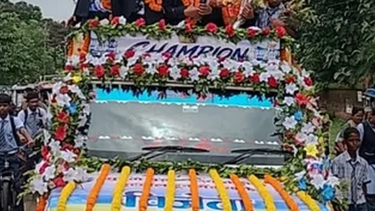 गुमला में सुब्रतो कप विजेता संत पैट्रिक विद्यालय की बालिका फुटबॉल टीम का स्वागत