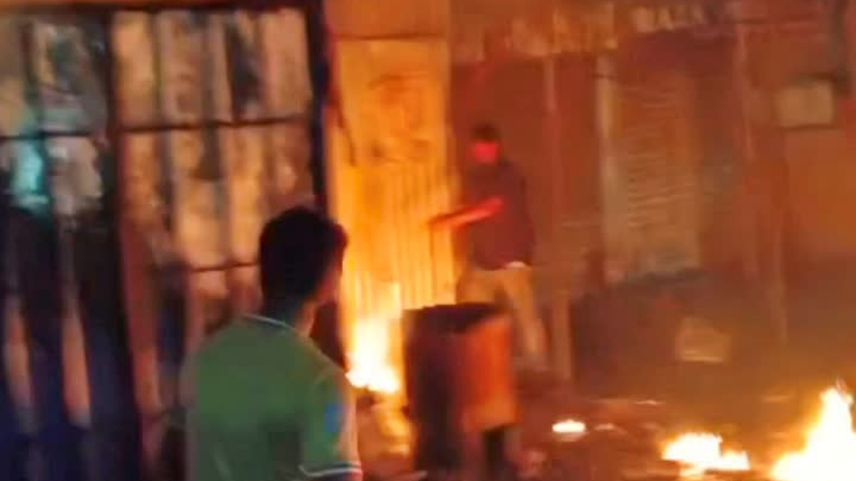 धनबाद के वासेपुर स्थित आरा मोड़ में आग से प्रभावित दुकान