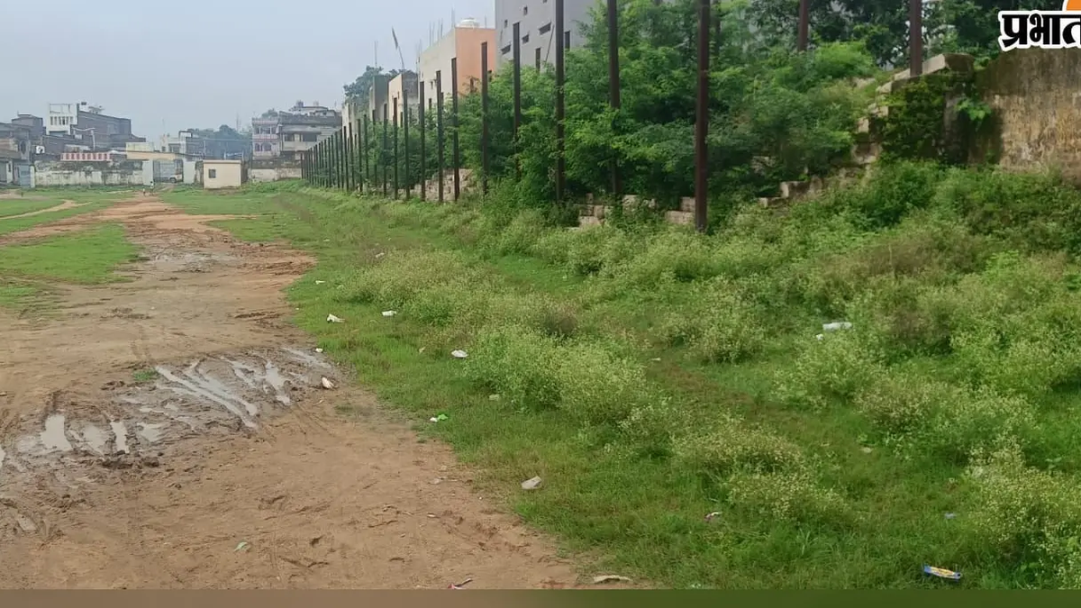 लोहरदगा के ललित नारायण स्टेडियम में उगी घास और बदहाल खेल मैदान