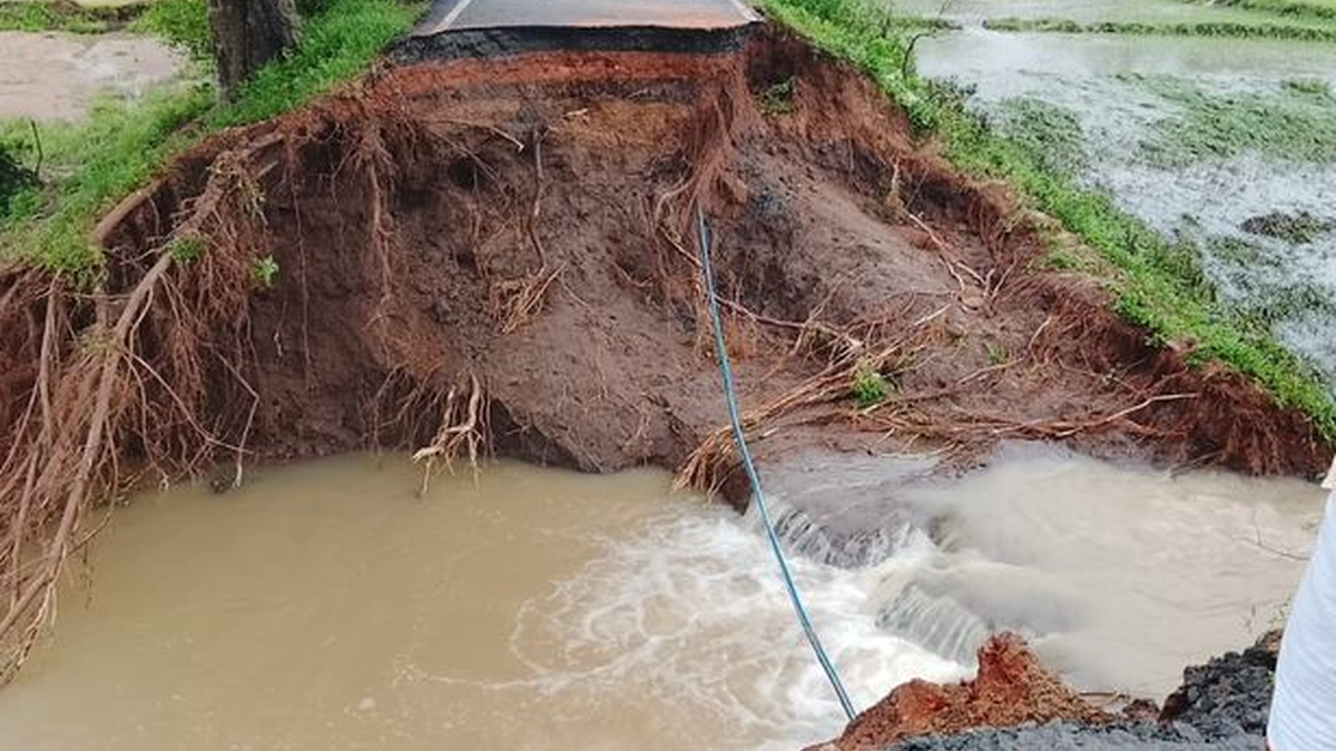 लातेहार में तेज बारिश के बाद क्षतिग्रस्त सड़क और बाधित ग्रामीण आवागमन
