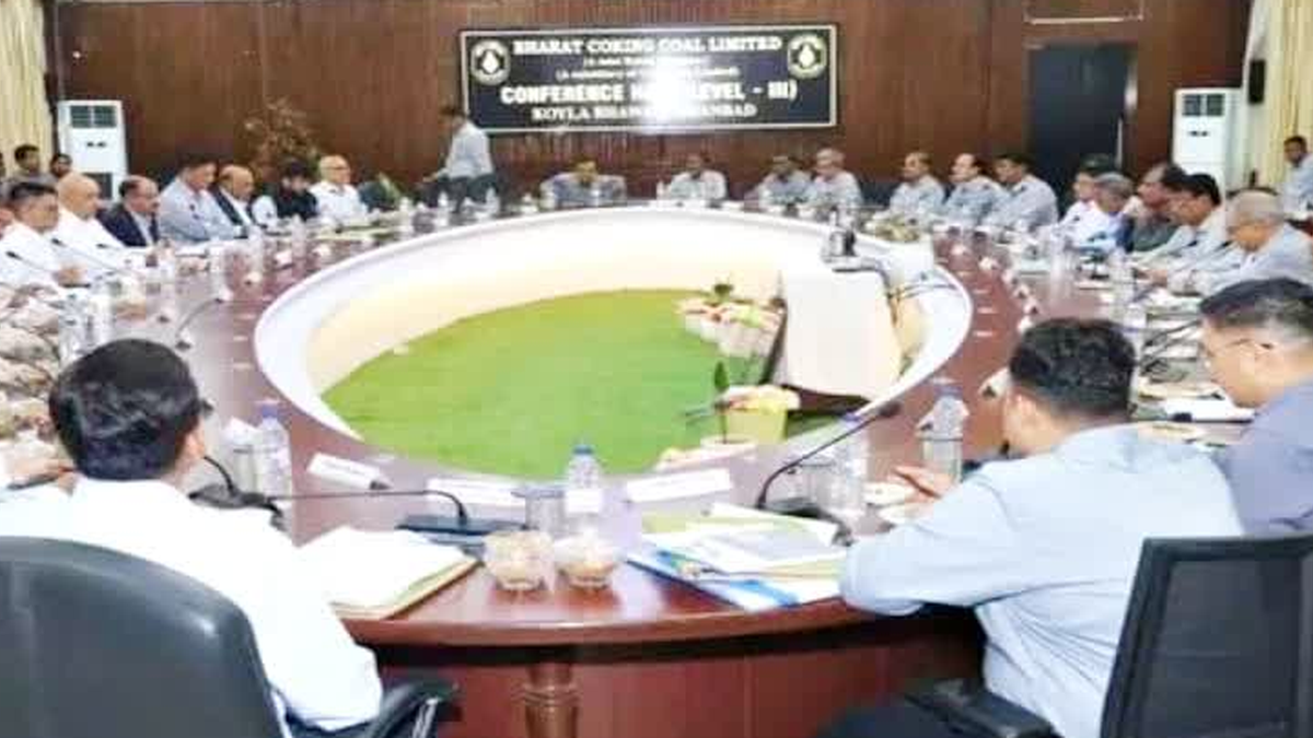 धनबाद में बीसीसीएल के कामकाज की समीक्षा बैठक में उपस्थित अधिकारी