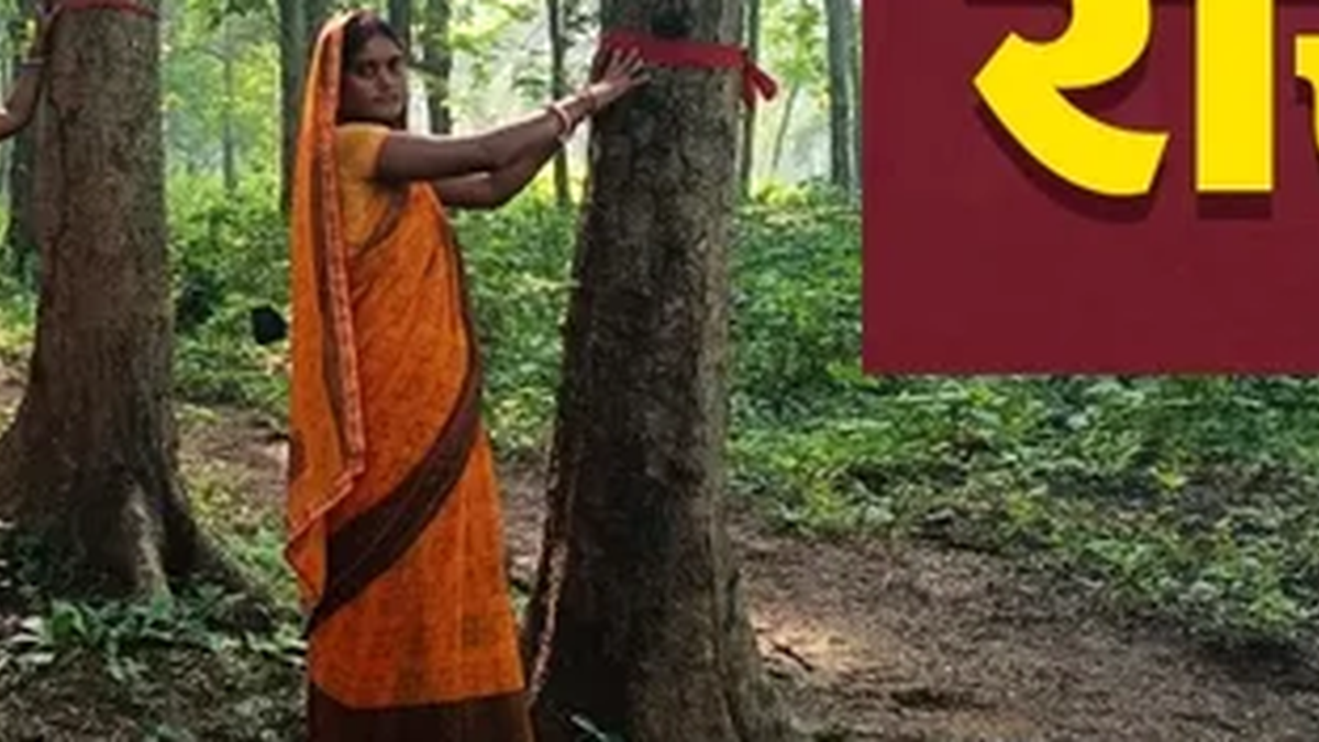 तोपचांची में हरियाली बचाने के संकल्प के साथ पेड़ों को राखी बांधती महिलाएं