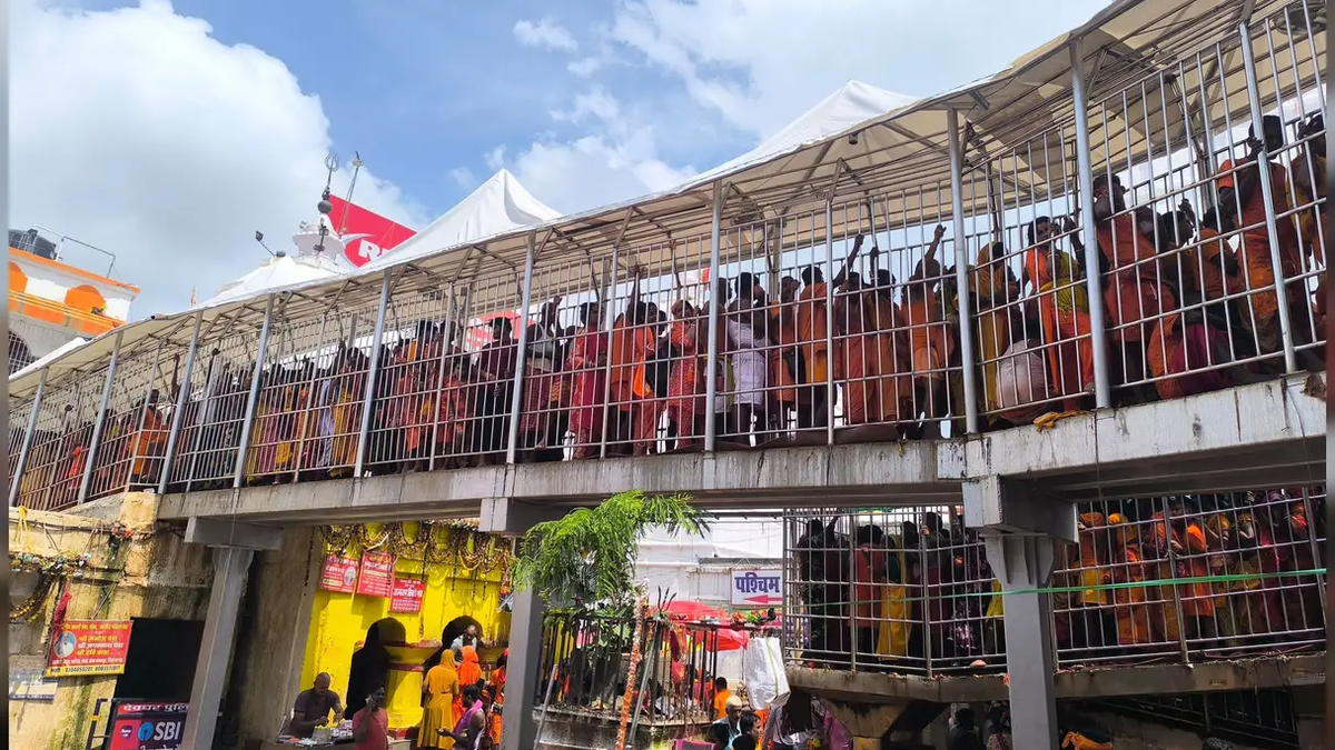 देवघर के बाबा बैद्यनाथ मंदिर में भादो मेला के दौरान पूजा करते श्रद्धालु