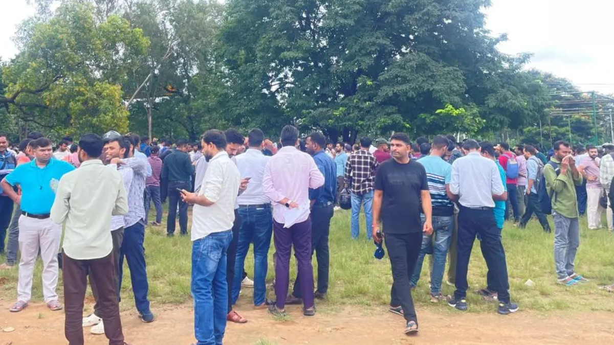 रांची के धुर्वा में नौकरी वापसी की मांग को लेकर जुटे कर्मी