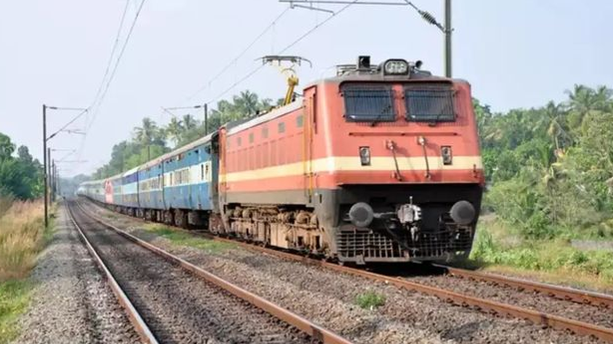 मधुपुर स्टेशन से जुड़ी श्रावणी मेला ट्रेन सेवा की प्रतीकात्मक तस्वीर
