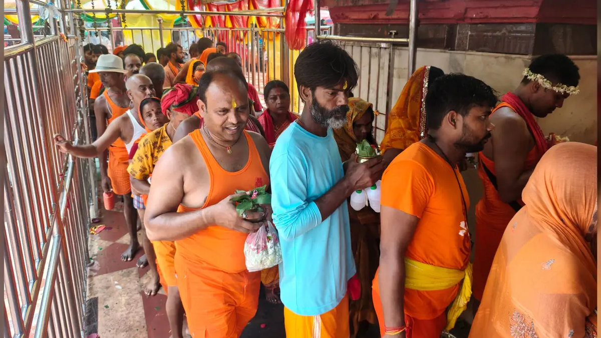 श्रावणी पूर्णिमा पर बासुकिनाथ मंदिर में जलार्पण के लिए कतार में खड़े कांवरिये