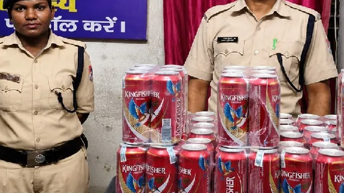 कोडरमा के गझंडी स्टेशन पर आरपीएफ कार्रवाई में जब्त बीयर कैन की खबर