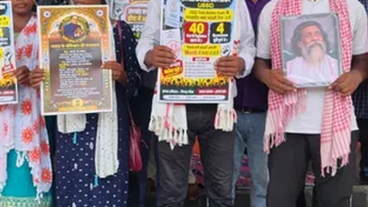 धनबाद के रणधीर वर्मा चौक पर प्रदर्शन करते संथाली विषय के अभ्यर्थी
