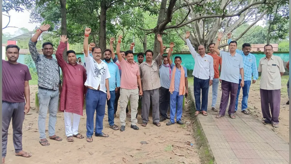चितरा कोलियरी में मांगों पर बैठक करते कोयला व्यवसायी और ट्रक मालिक