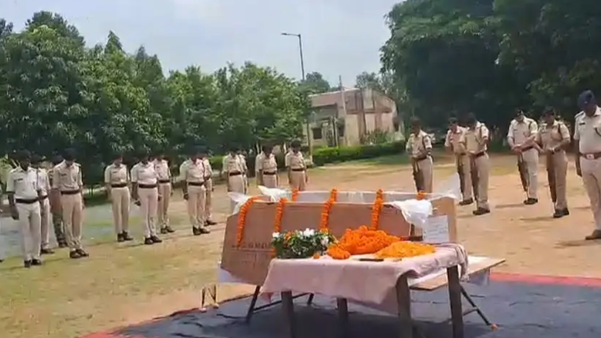 आईआरबी-1 झिलुआ कैंप में डीएसपी प्रमोद कुमार सिंह को श्रद्धांजलि देते पुलिस अधिकारी और जवान