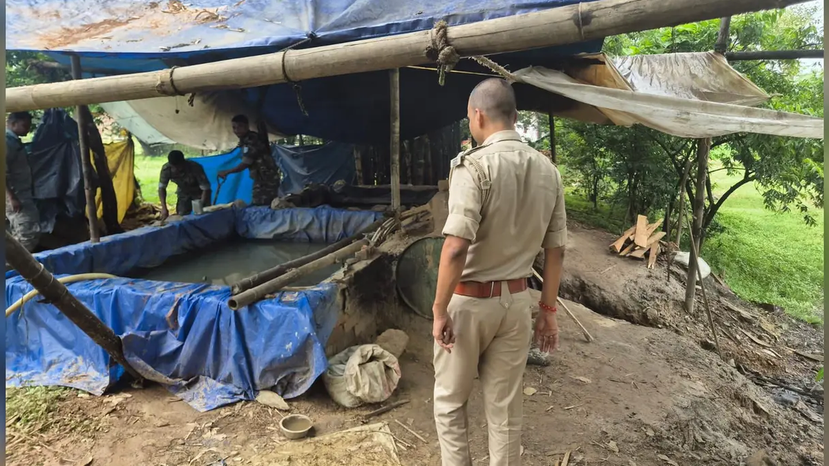 नीमडीह के जुगीलोंग गांव में अवैध शराब के विरुद्ध उत्पाद विभाग की कार्रवाई