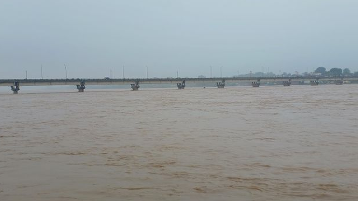 पलामू में उफान पर कोयल नदी और निचले इलाकों में बाढ़ की आशंका