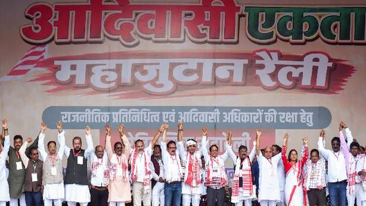 रांची के मोरहाबादी मैदान में आयोजित आदिवासी एकता महाजुटान में शामिल लोग