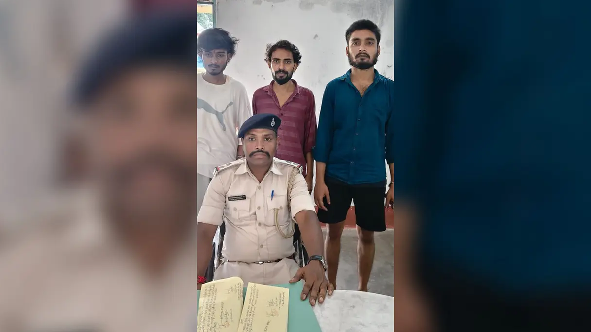 देवघर में चोरी के मामले में गिरफ्तार तीन आरोपियों के साथ नगर थाना पुलिस