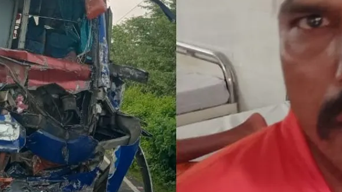 कोडरमा में सड़क हादसे के बाद बस और ट्रक की टक्कर की खबर