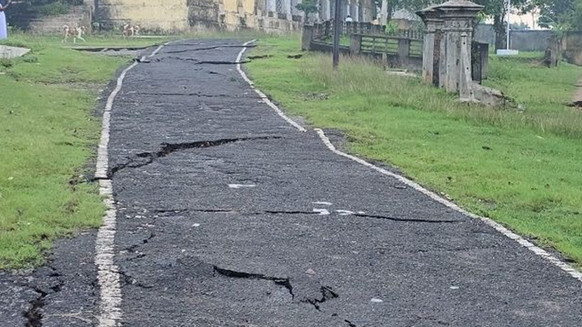गिरिडीह के CCL अस्पताल कैंपस में भू-धंसान से क्षतिग्रस्त घरों और सड़क दरारों की स्थिति