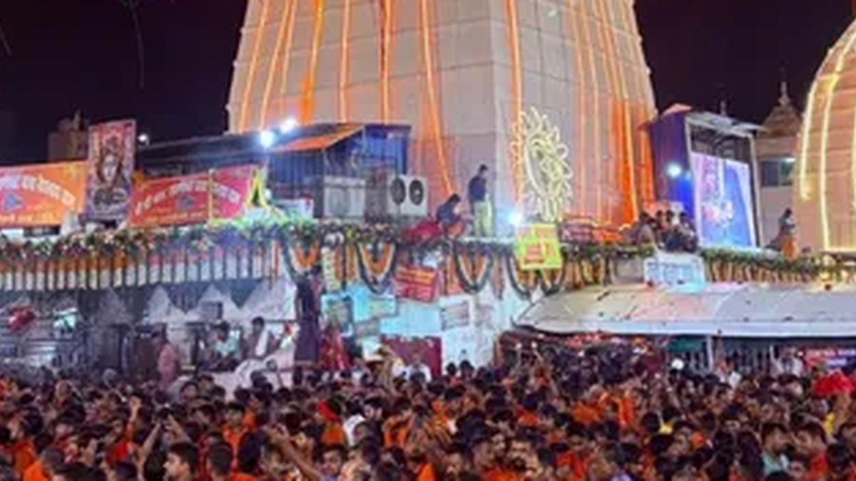 देवघर के बाबाधाम मंदिर में श्रद्धालुओं की भीड़ और जल चढ़ाने का दृश्य
