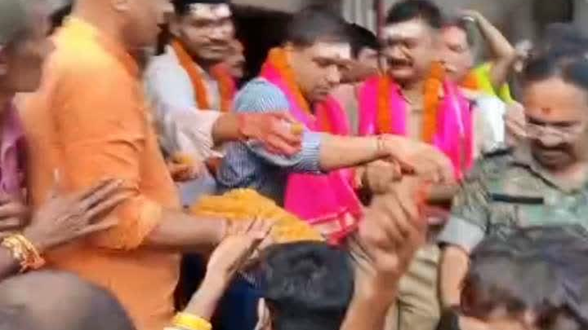 रक्षाबंधन के अवसर पर देवघर स्थित बाबा बैद्यनाथ धाम मंदिर में पहुंचे श्रद्धालु