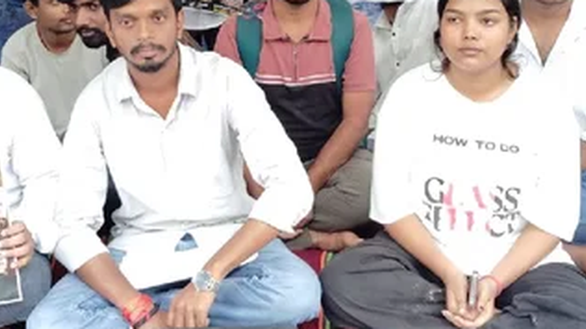 कोल्हान विश्वविद्यालय में पढ़ाई में देरी के विरोध में छात्रों का आंदोलन