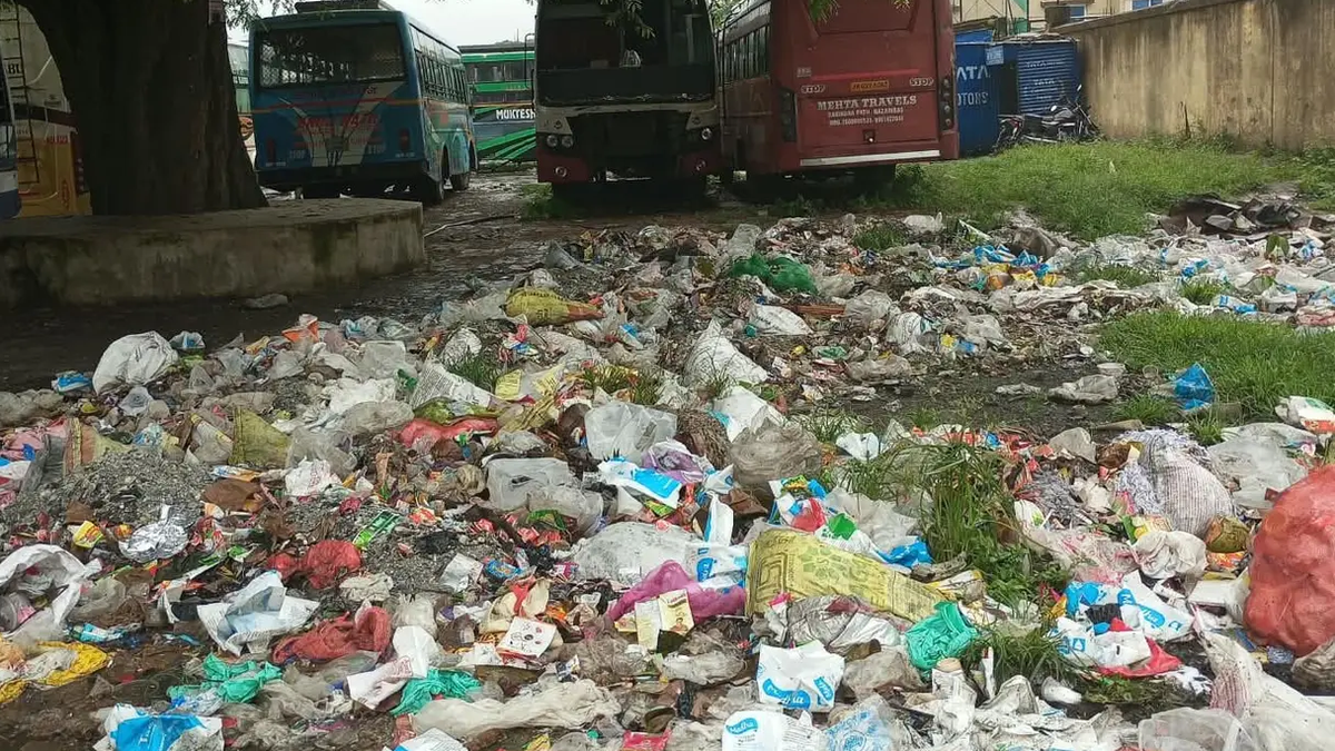 हजारीबाग में बदहाल बस स्टैंड और यात्री सुविधा से जुड़ी समस्या