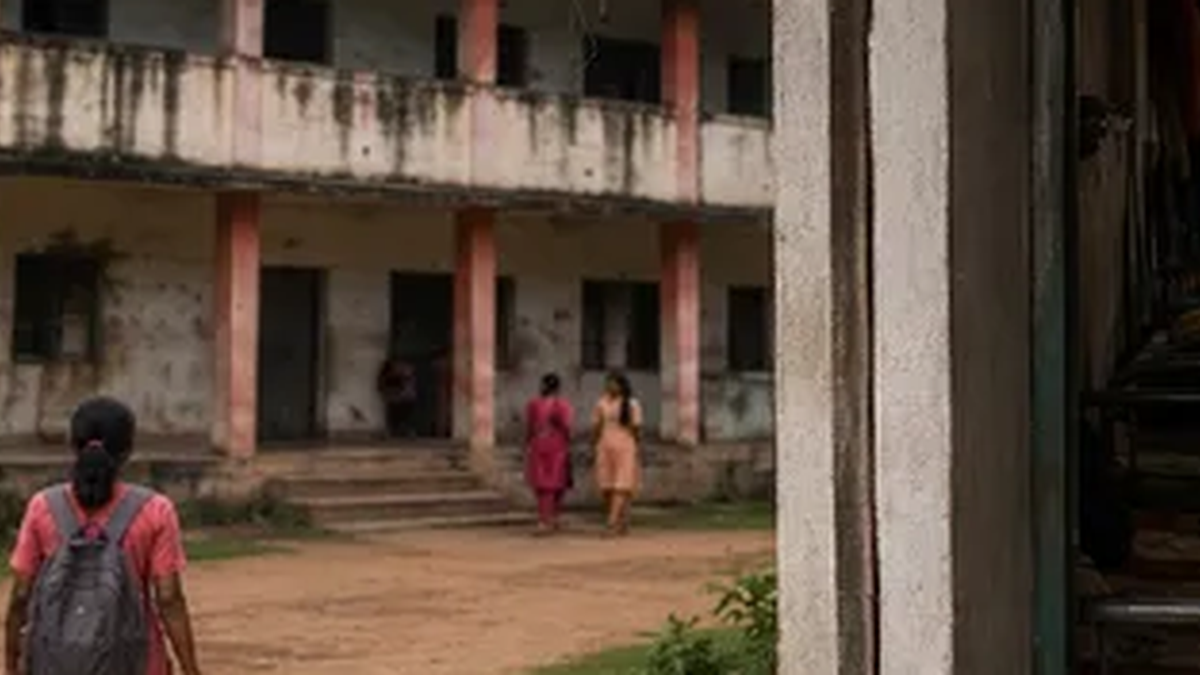 लातेहार के आदिवासी बालिका छात्रावास में सुरक्षा व्यवस्था पर उठे सवाल