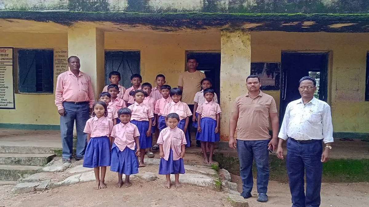 गुमला के पालकोट में जर्जर प्राथमिक विद्यालय भवन की समस्या