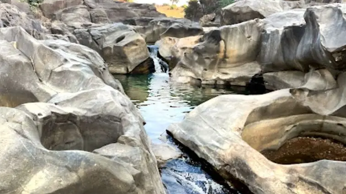 चतरा में क्षतिग्रस्त सड़क को लेकर जांच की मांग