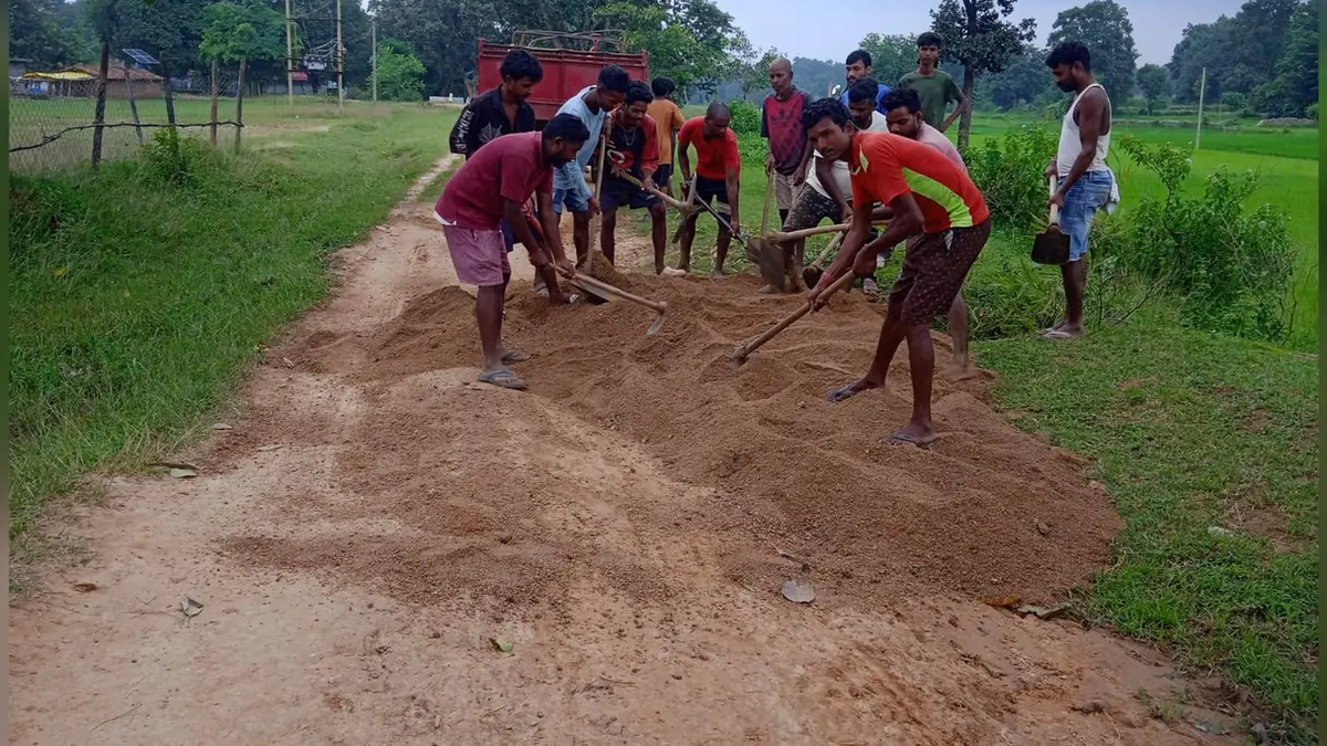 गुमला में ग्रामीणों द्वारा श्रमदान से सड़क मरम्मत की सांकेतिक तस्वीर