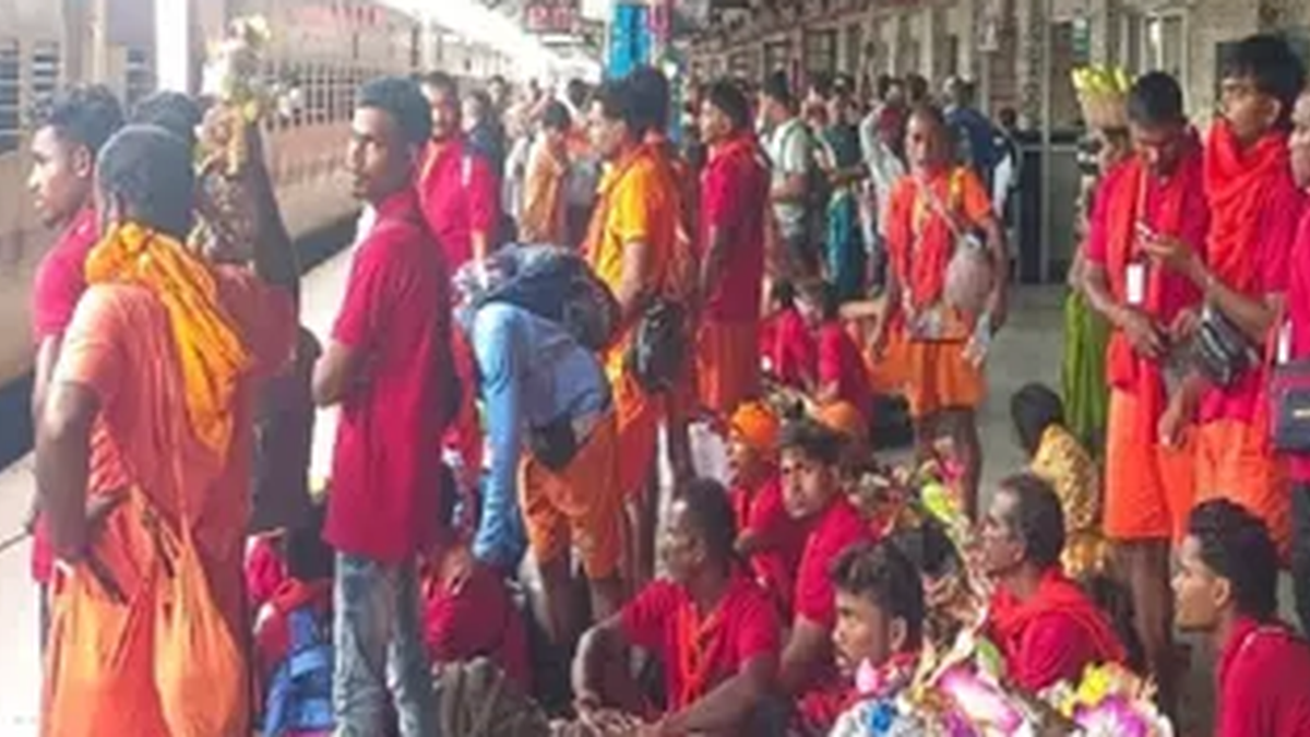 जसीडीह रेलवे स्टेशन पर श्रावणी मेले के दौरान ट्रेन की प्रतीक्षा करते यात्री