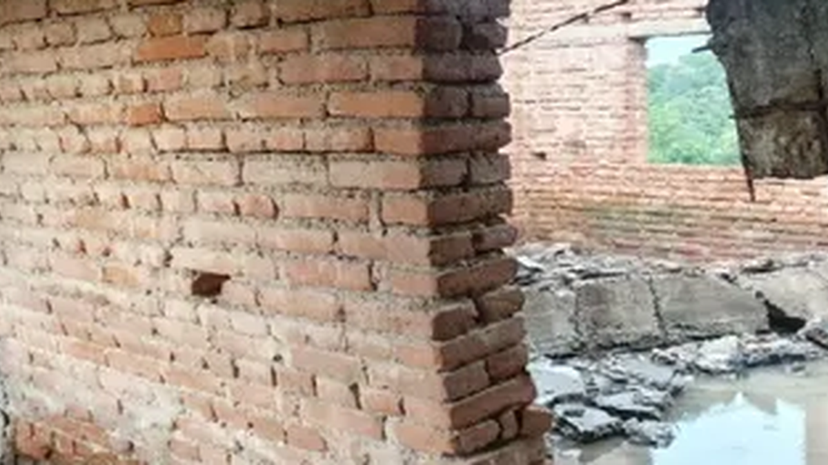 कोडरमा के वीरागढ़ा स्थित नवसृजित प्राथमिक विद्यालय का जर्जर भवन